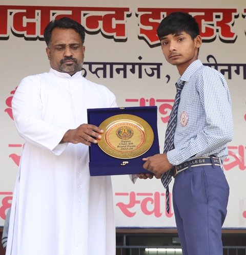 PRIZE DISTRIBUTION TO TOPPRESe