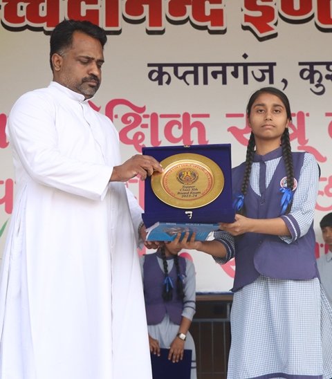 PRIZE DISTRIBUTION TO TOPPRESe