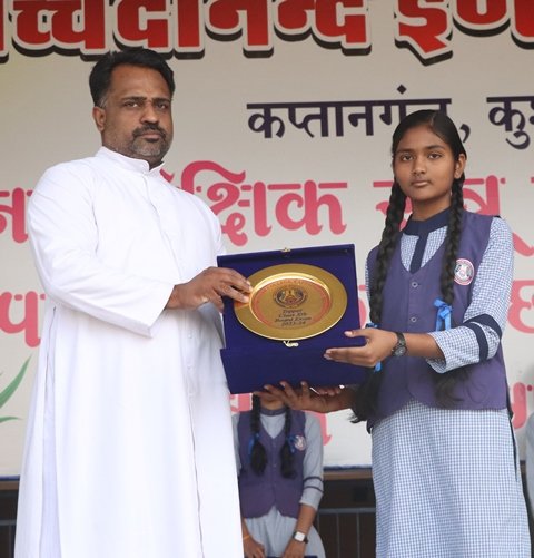 PRIZE DISTRIBUTION TO TOPPRESe