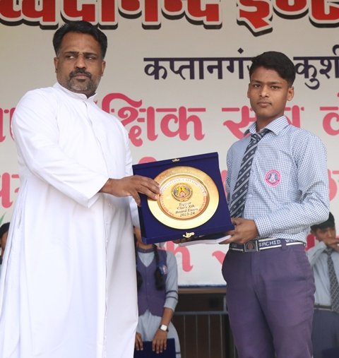 PRIZE DISTRIBUTION TO TOPPRESe