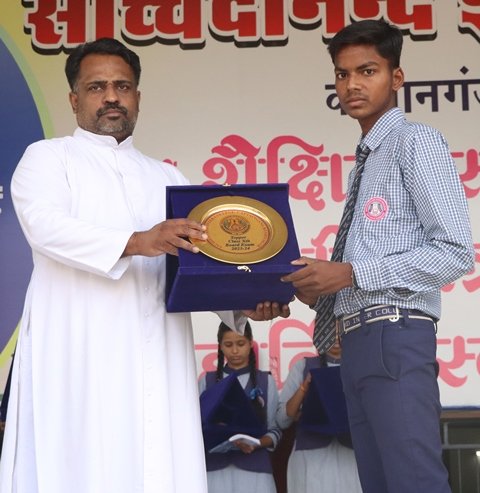 PRIZE DISTRIBUTION TO TOPPRESe