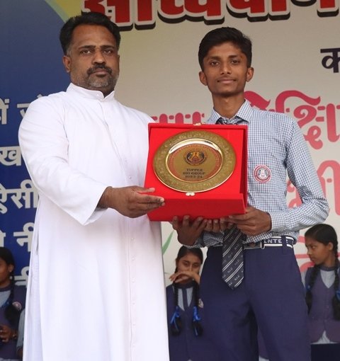 PRIZE DISTRIBUTION TO TOPPRESe