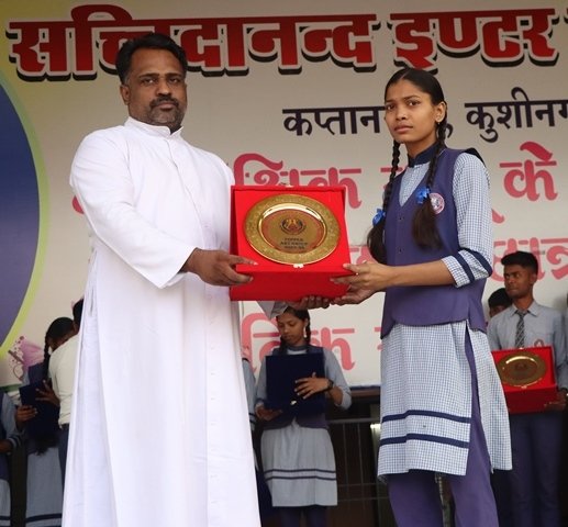 PRIZE DISTRIBUTION TO TOPPRESe