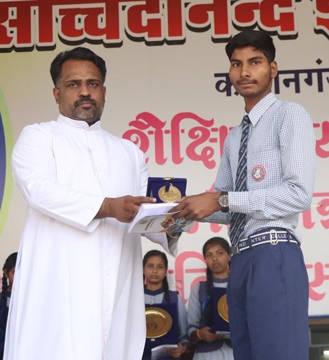 PRIZE DISTRIBUTION TO TOPPRESe