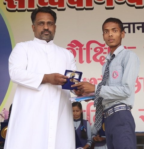 PRIZE DISTRIBUTION TO TOPPRESe