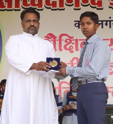 PRIZE DISTRIBUTION TO TOPPRESe