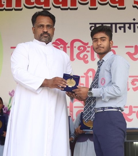 PRIZE DISTRIBUTION TO TOPPRESe