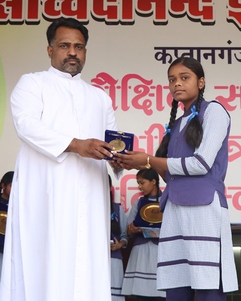 PRIZE DISTRIBUTION TO TOPPRESe