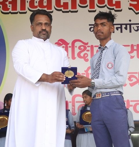 PRIZE DISTRIBUTION TO TOPPRESe