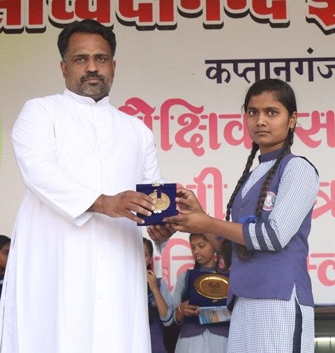 PRIZE DISTRIBUTION TO TOPPRESe