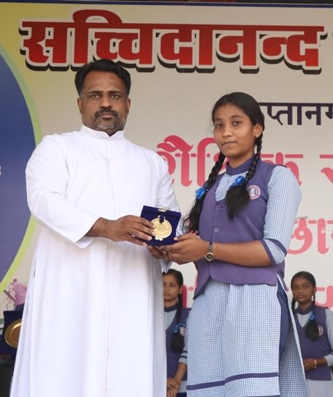 PRIZE DISTRIBUTION TO TOPPRESe